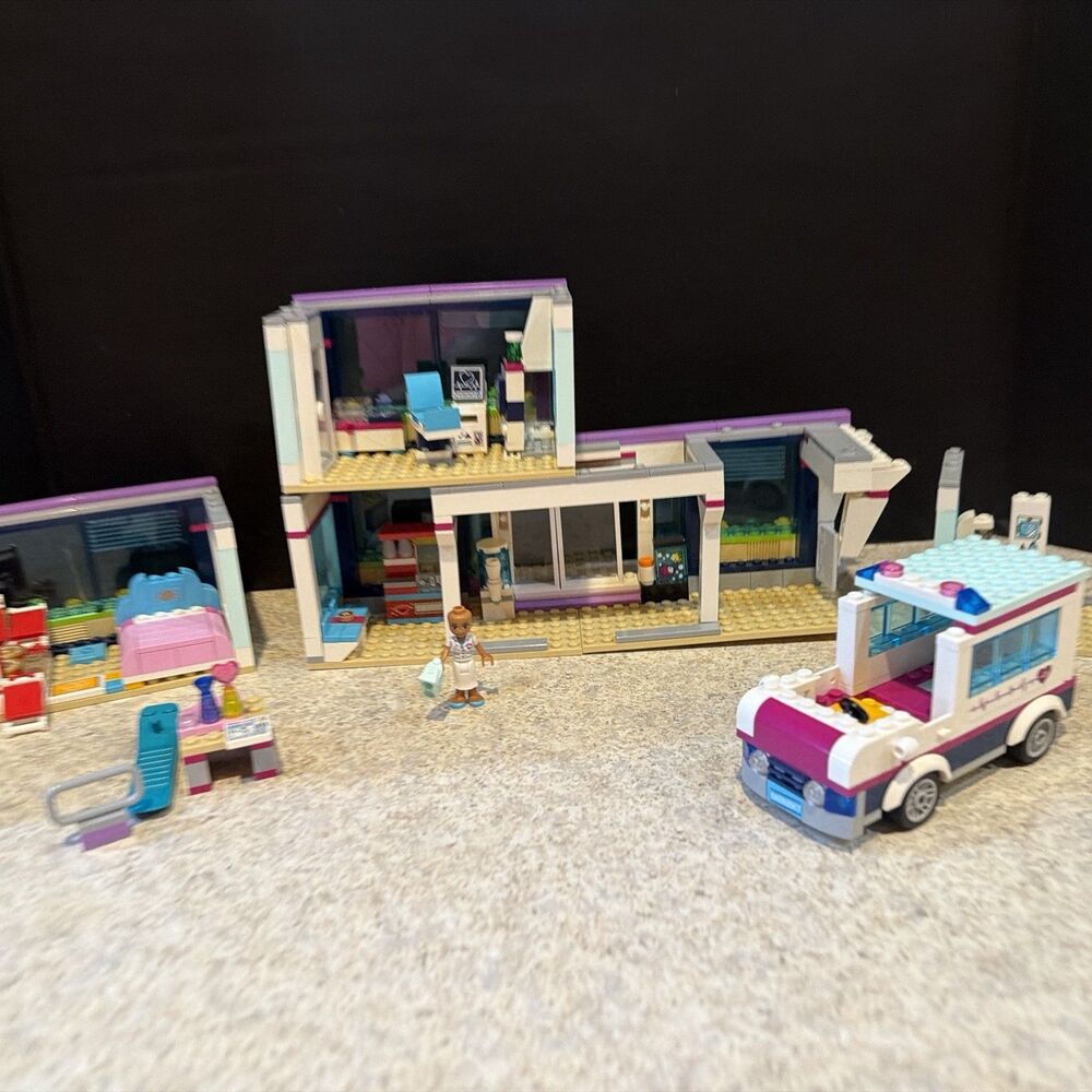 LEGO Friends 41318: Heartlake Hospital - RETIRED - Incomplete - Picture 5 of 8